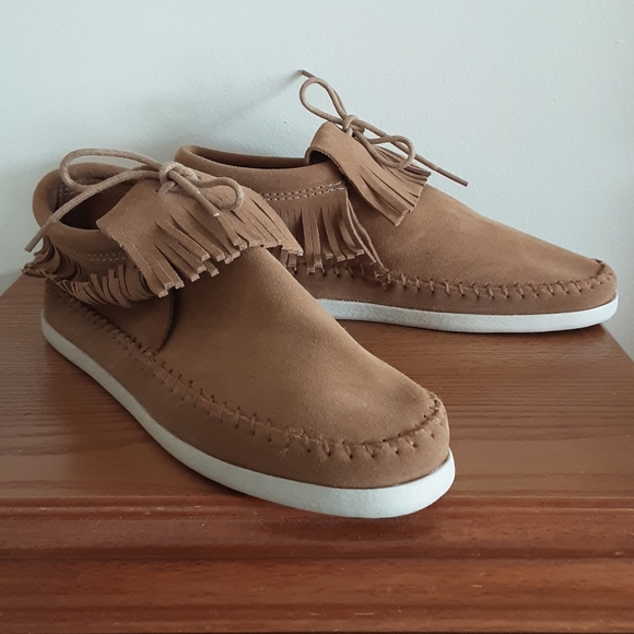 Minnetonka Ladies Leather Moccasins Size 10 Narrow